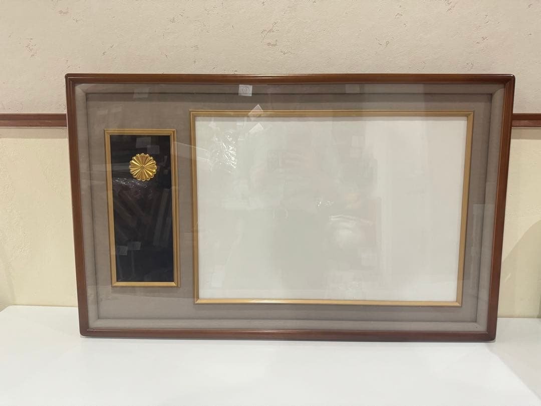 【大型・美品】勲三等瑞宝章 勲記 額縁のみ 木製枠 勲章額 叙勲額 叙勲額 日本製 勲記 勲章 額縁 【 叙勲二つ窓 】 南洋材 32タイプ(32-1